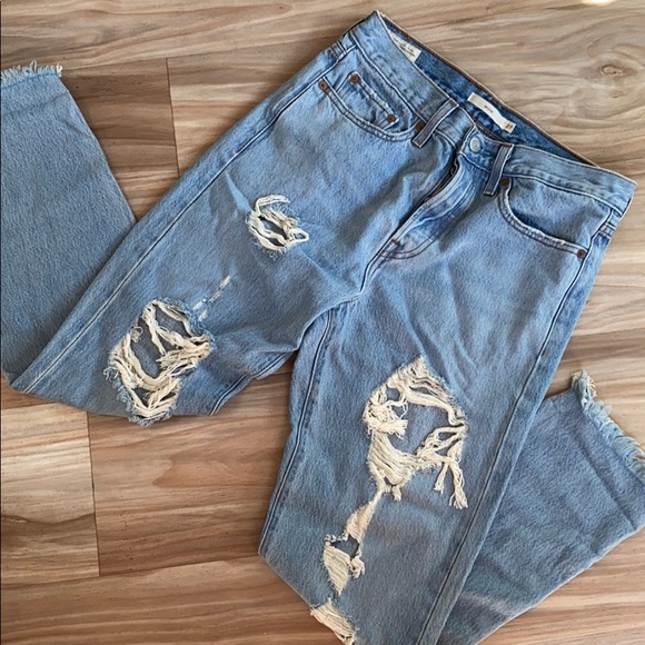 Levi’s Wedgie Light Wash Jeans - Picture 5 of 8